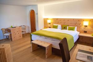 Postel nebo postele na pokoji v ubytování Wellnesshotel Liun + 21 fotografií