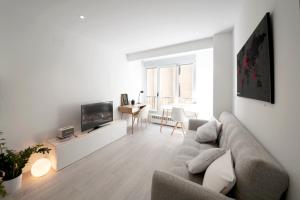 TV a/nebo společenská místnost v ubytování Apartamento junto a la playa ESS01177