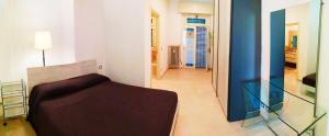 ein Schlafzimmer mit einem Bett in einem Zimmer in der Unterkunft Appartamento Suite Antiche Terme - Zero Barriere in Acqui Terme