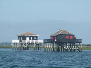 two houses on stilts in the water on the water at Les pieds dans l'eau in Arcachon