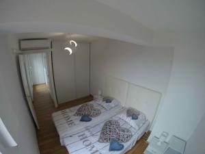 a small bedroom with two beds and a hallway at Les pieds dans l'eau in Arcachon