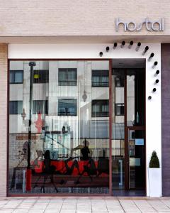 een winkel voor een hotel met een glazen deur bij Hostal Averroes in Burgos
