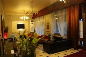 ein Wohnzimmer mit einem Sofa und einem Tisch in der Unterkunft Park Hotel in Chieri