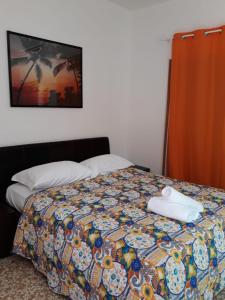 马格拉Ca' Concordia Venice的一间卧室，床上铺着被子