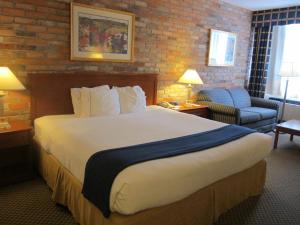 เตียงในห้องที่ Holiday Inn Express Toronto East, an IHG Hotel