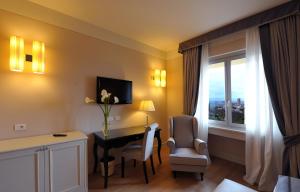 Televízia a/alebo spoločenská miestnosť v ubytovaní Hotel Palazzo San Lorenzo & Spa