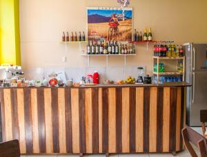 een keuken met een houten aanrecht en een koelkast bij B&B Valcava in Urubamba