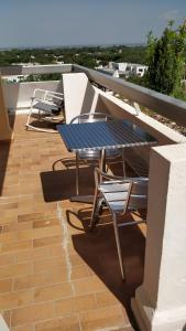 ラ・グランド・モットにあるStudio vue panoramique-centre villeの屋上のパティオ(テーブル、椅子付)