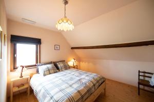コルテマルクにあるAverulle vakantiewoningのベッドルーム(ベッド1台、窓付)