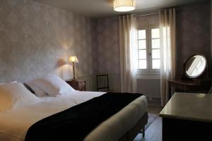 Ένα ή περισσότερα κρεβάτια σε δωμάτιο στο Le Lodge des Bruyères