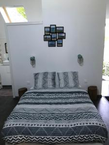 Katil atau katil-katil dalam bilik di Chez Natacha et Adrien