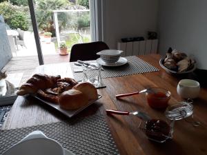 uma mesa de madeira com um prato de comida em Au Detour de Rennes em Bruz