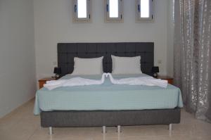 Postel nebo postele na pokoji v ubytování Platoni Elite Villas + 37 fotografií