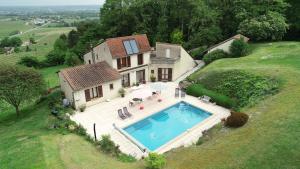 an aerial view of a house with a swimming pool at En Rouge et Noir in Monbazillac