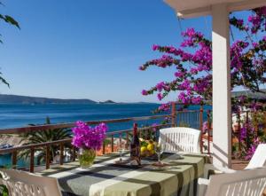 - une table sur un balcon avec vue sur l'océan dans l'établissement Astramaris Apartments, à Okrug Donji
