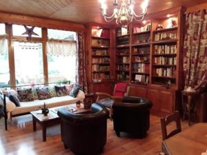 a living room with furniture and a chandelier at Le Bellevue in Giron