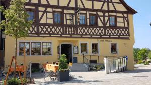 un edificio con una mesa delante en Hotel-Restaurant Stern, en Geiselwind