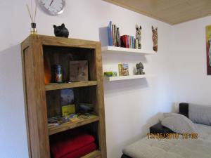 a room with a book shelf with books at Ferienwohnung Rosa in Obergessertshausen