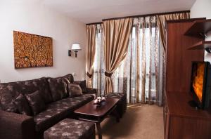 A seating area at Favorit Hotel