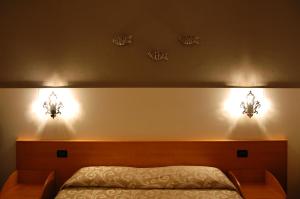 เตียงในห้องที่ Albergo Suisse Bellevue