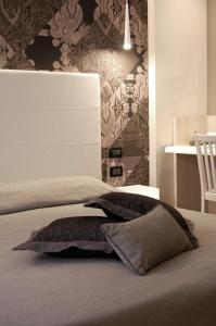 เตียงในห้องที่ Albergo Suisse Bellevue