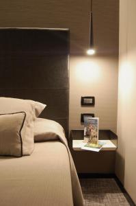 เตียงในห้องที่ Albergo Suisse Bellevue