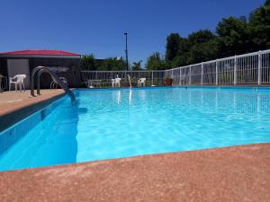 Swimming pool sa o malapit sa Days Inn by Wyndham Richmond