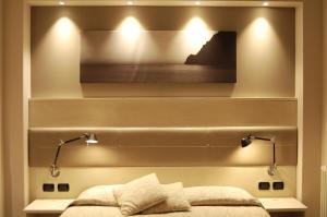 เตียงในห้องที่ Albergo Suisse Bellevue