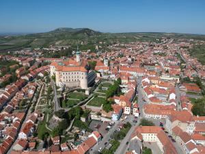 Vista generica su Mikulov o vista sulla città dall'interno della stanza in casa privata