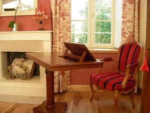 a room with a desk and a chair with a laptop at Gite et Chambres d'Hôtes Clos de Mondetour in Fontaine-sous-Jouy