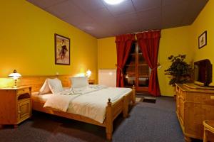 ein Schlafzimmer mit einem Bett und einem Laptop darauf in der Unterkunft Casino & Hotel Eldorado in Česká Kubice