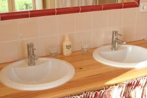 Baño con 2 lavabos y 2 vasos en una encimera en Gite et Chambres d'Hôtes Clos de Mondetour, en Fontaine-sous-Jouy