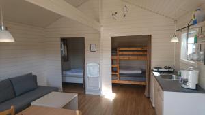 Kuchyň nebo kuchyňský kout v ubytování Tornby Strand Camping Cottages