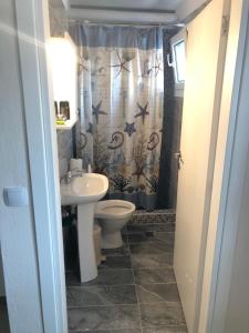 A bathroom at Best summer vacation