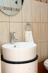 Bilik mandi di Angelos Rooms