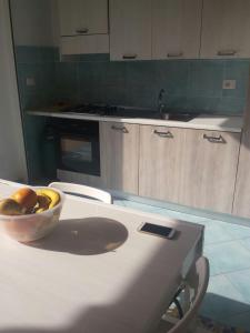 - une cuisine avec un bol de fruits sur un comptoir dans l'établissement Isca della Contessa, à Palinuro