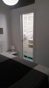 - une chambre avec un lit et une porte menant à un placard dans l'établissement Isca della Contessa, à Palinuro