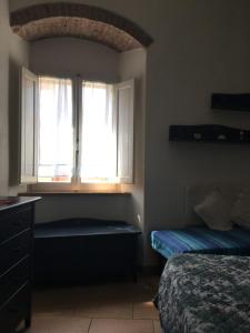 sypialnia z 2 łóżkami i oknem z zasłonami w obiekcie Appartamento Vaticano w mieście San Vincenzo