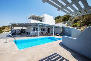 Bazén v ubytovaní Paros Villas Nereids alebo v jeho blízkosti
