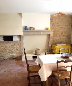 Château Mauras في Bommes: مطبخ وغرفة طعام مع طاولة وكراسي