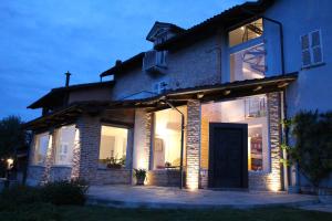 uma casa com luzes na frente em La Granda agrirelax em San Martino Alfieri