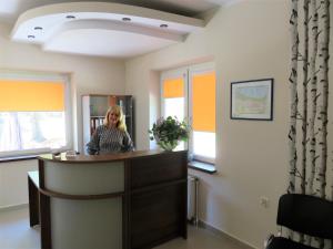 a woman sitting at a reception desk in a waiting room at FALA na WYSPIE in Sobieszewo