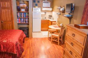 a bedroom with a bed and a kitchen with a table at Holiday Lodge on Canyon Lake in Canyon Lake