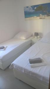 Apartamento "Pedro" 250 m de la playaにあるベッド
