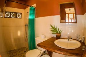 uma casa de banho com um lavatório, um WC e um chuveiro em Hotel Kambutaleko em Cambutal
