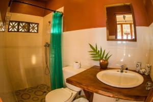 Un baño de Hotel Kambutaleko