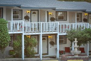 Casa con terraza blanca y porche en Holiday Lodge on Canyon Lake, en Canyon Lake