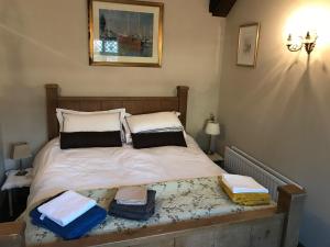 ベルファストにあるHorseshoe Cottageのベッドルームにタオルが付いています。