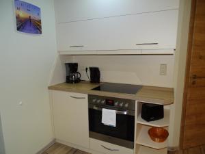 a kitchen with a stove and a counter top at Ferienwohnung Altstadt Löbau in Löbau