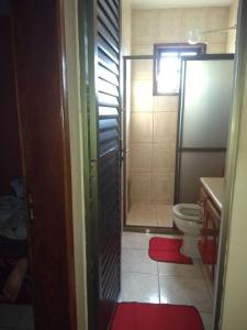 a small bathroom with a shower and a toilet at Apartamento de temporada in Rio das Ostras